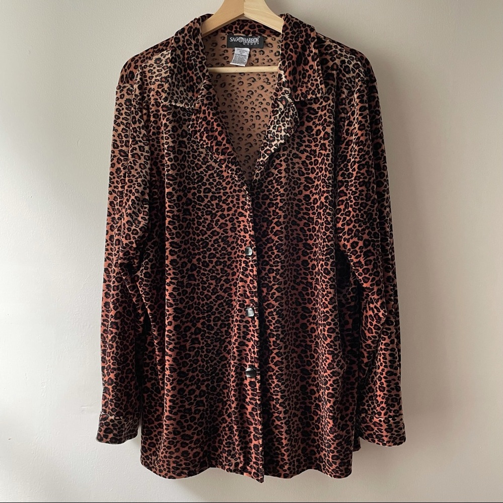 SAG HARBOR VTG ANIMAL PRINT VELVET BUTTONED TOP